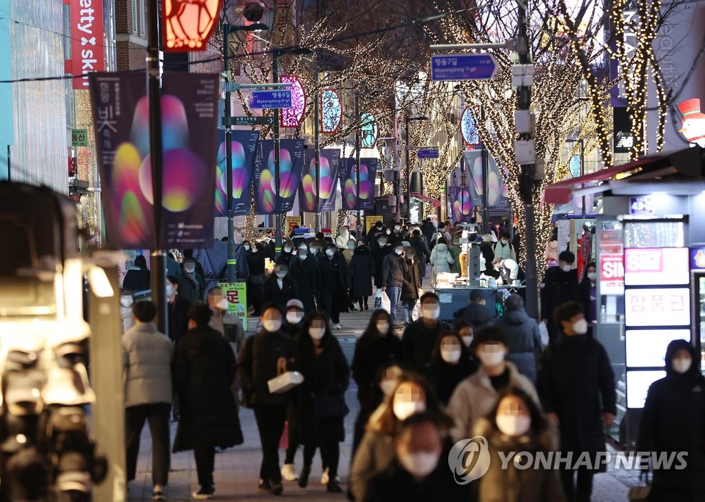 ２４日午後、ソウルの繁華街、明洞の様子。例年のクリスマスイブに比べて人出がぐっと減った＝（聯合ニュース）