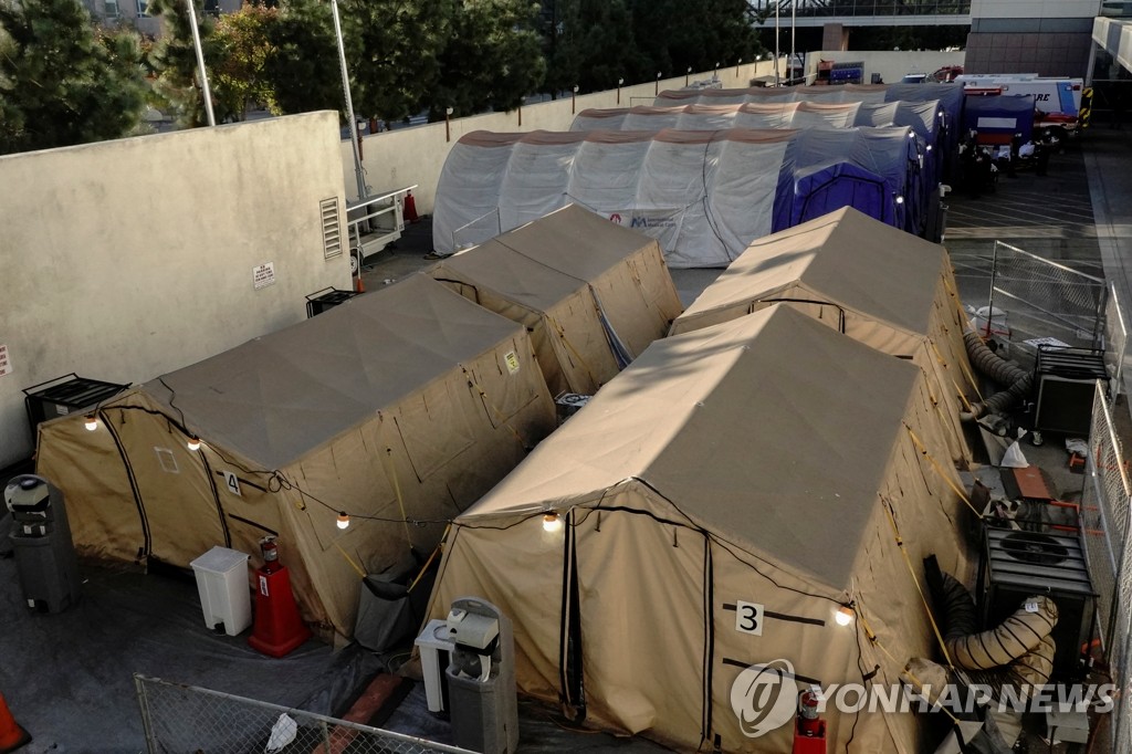 미 LA 병원에 세워진 코로나19 환자 분류 텐트