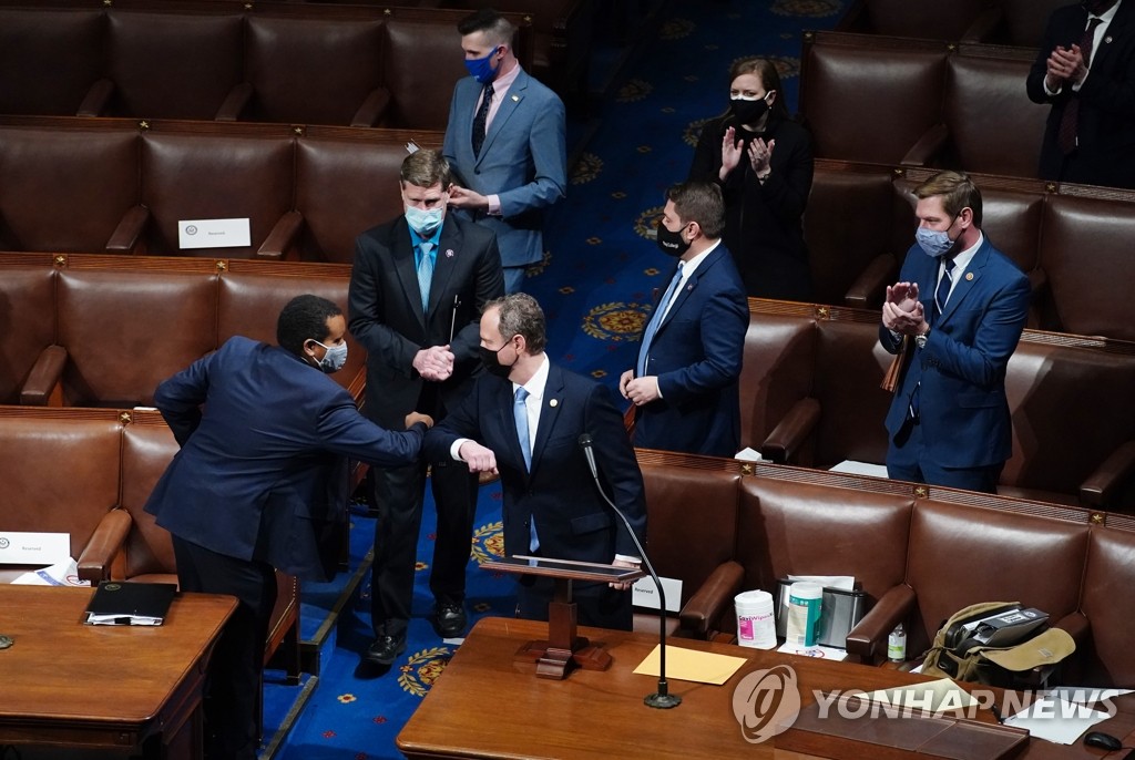 바이든 당선 인증 기뻐하는 미 민주당 의원들