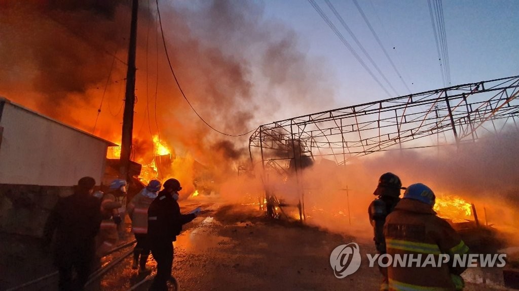 불길에 휩싸인 고양 가구공장