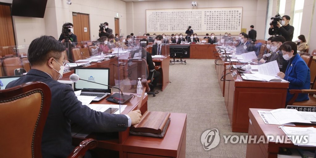 의사봉 두드리는 윤호중 법사위원장