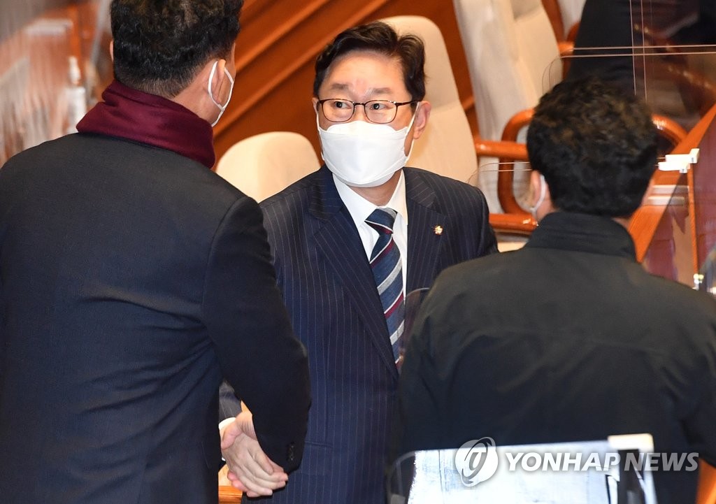 의원들과 인사하는 박범계 법무부 장관 후보자