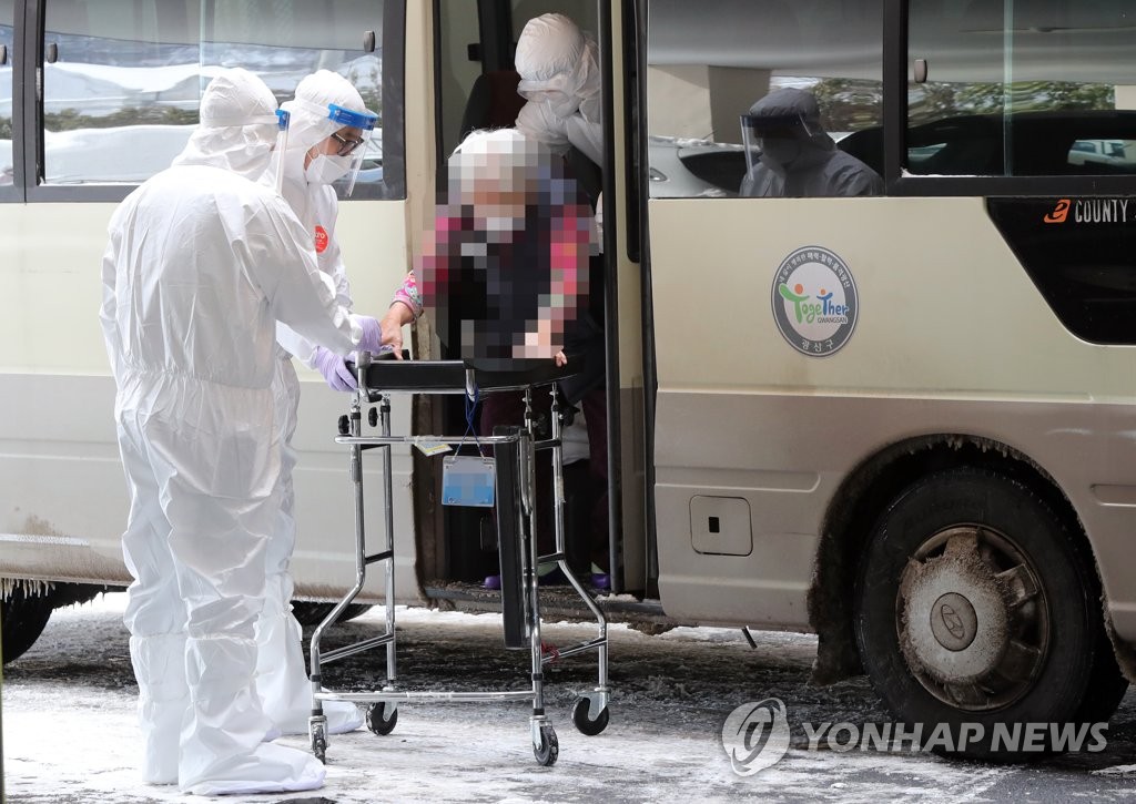 코로나19 전담 요양병원으로 옮겨지는 환자들