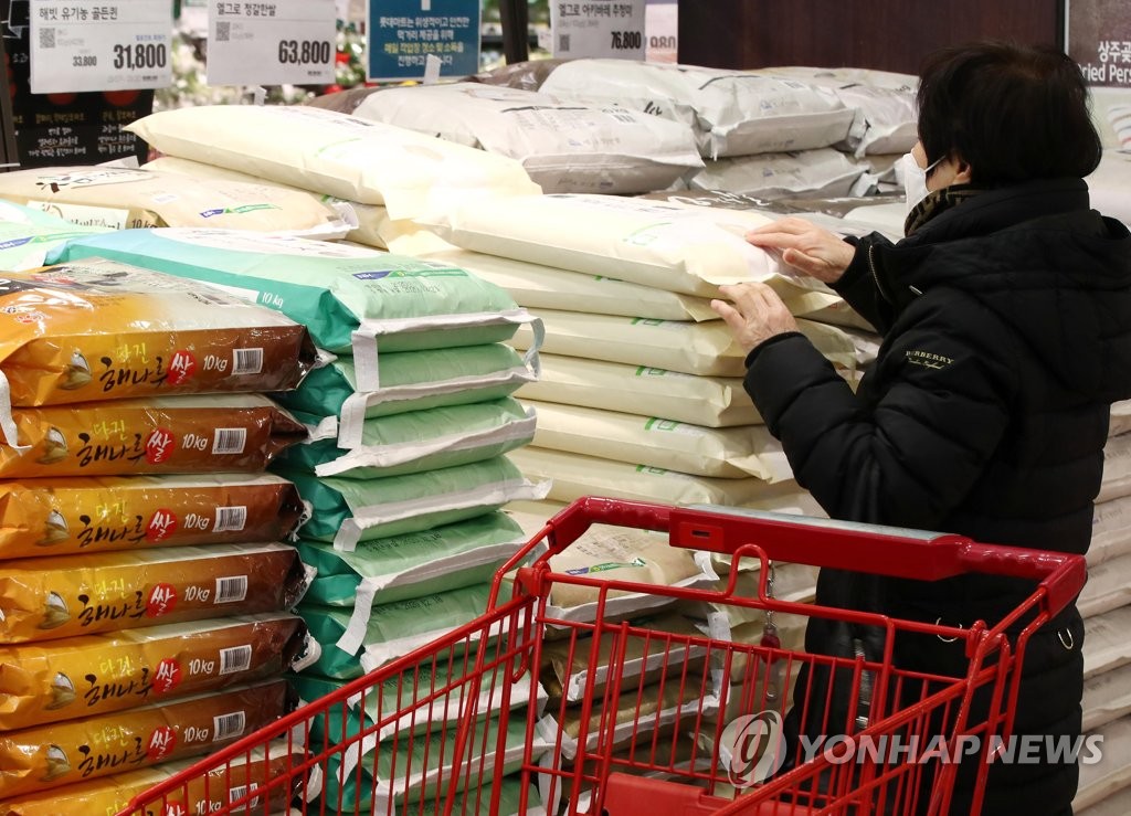 In this file photo, a shopper chooses rice at a supermarket in Seoul on Jan. 12, 2021. (Yonhap)