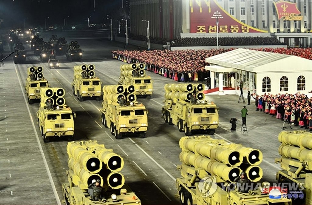 북한, 8차당대회 기념 열병식…4연장 방사포