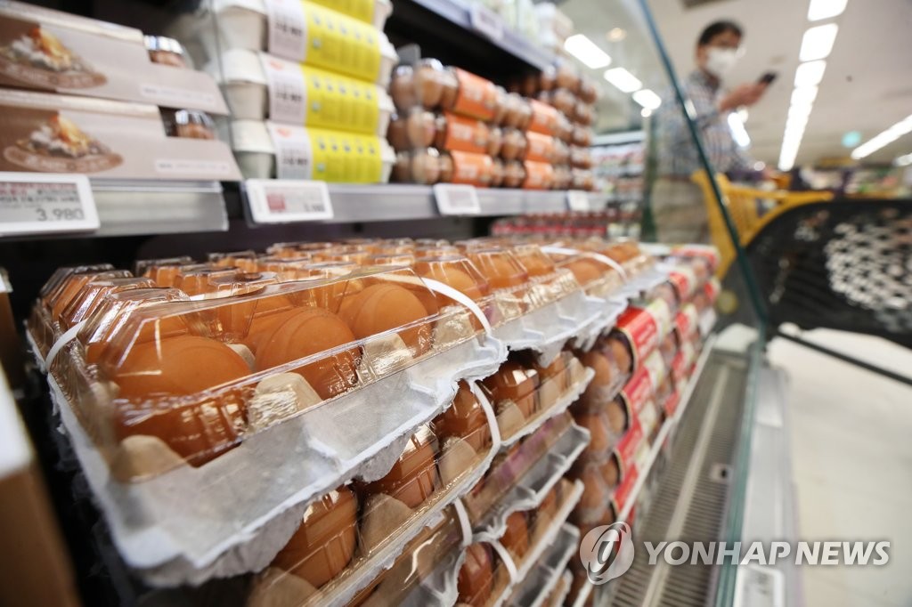 Eggs are displayed at a supermarket in Seoul on Jan. 15, 2021. (Yonhap)