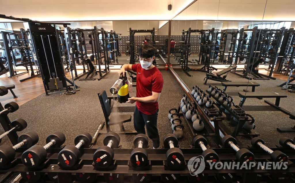 헬스장 영업 재개 준비하는 트레이너들