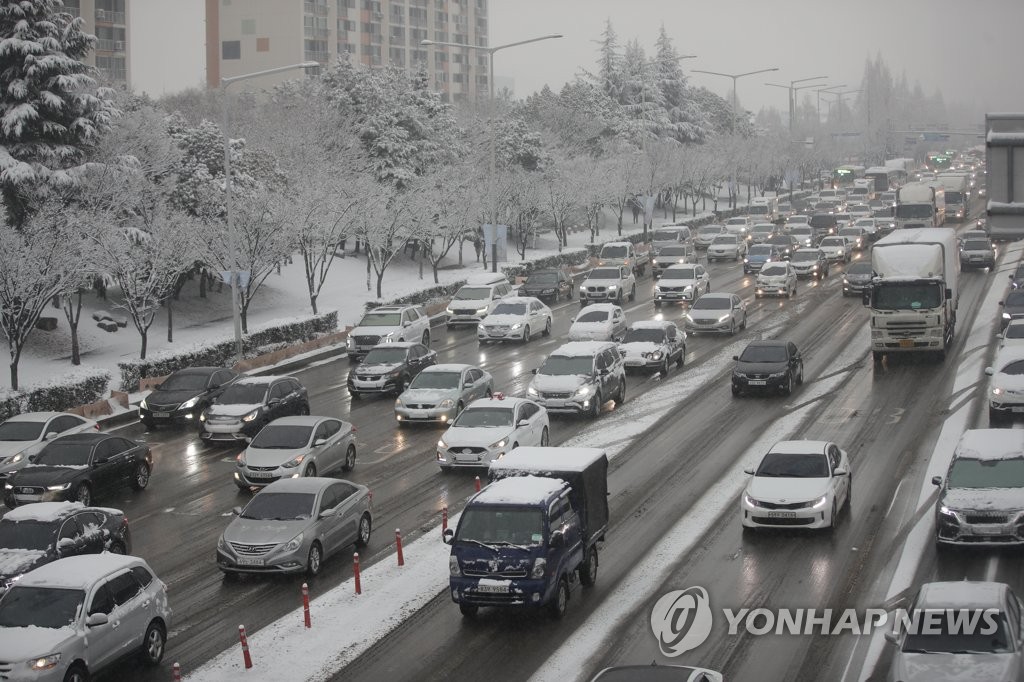 눈길에 꽉막힌 출근길