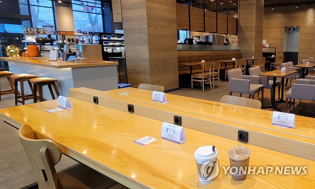 다시 테이블 놓여진 커피전문점