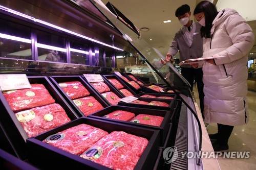 Gift sets of Korean beef, or "hanwoo," for Lunar New Year are displayed at a department store in central Seoul on Jan. 18, 2021. (Yonhap)