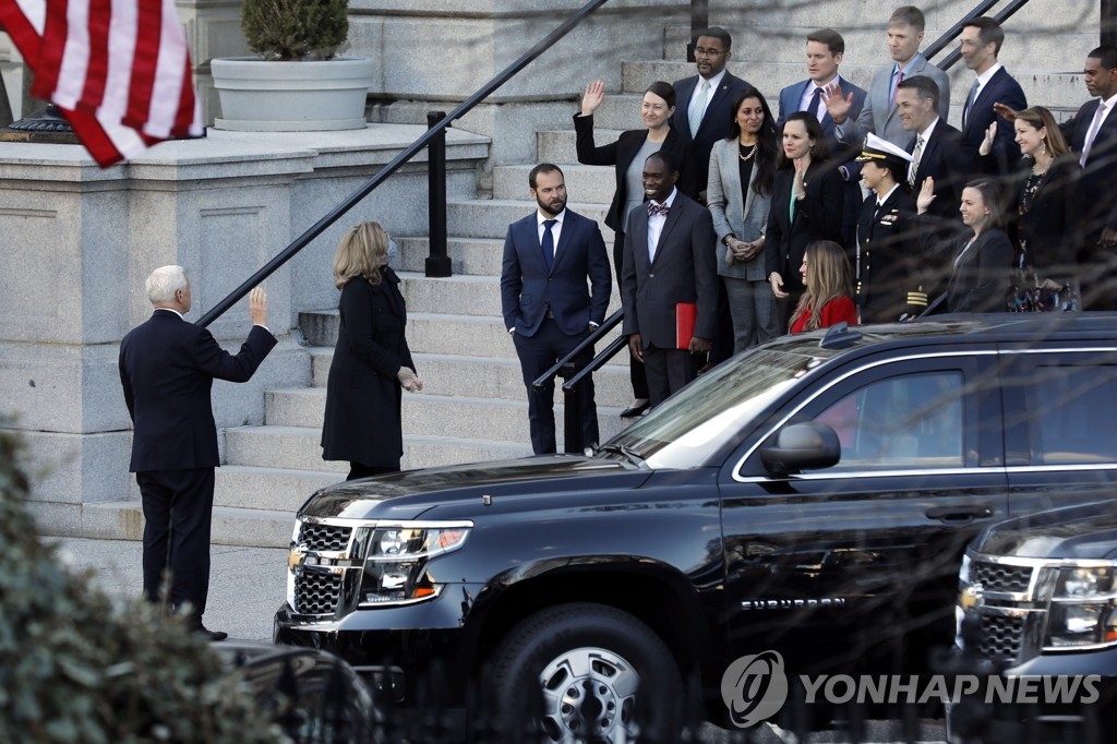백악관 직원들에게 작별 인사하는 펜스