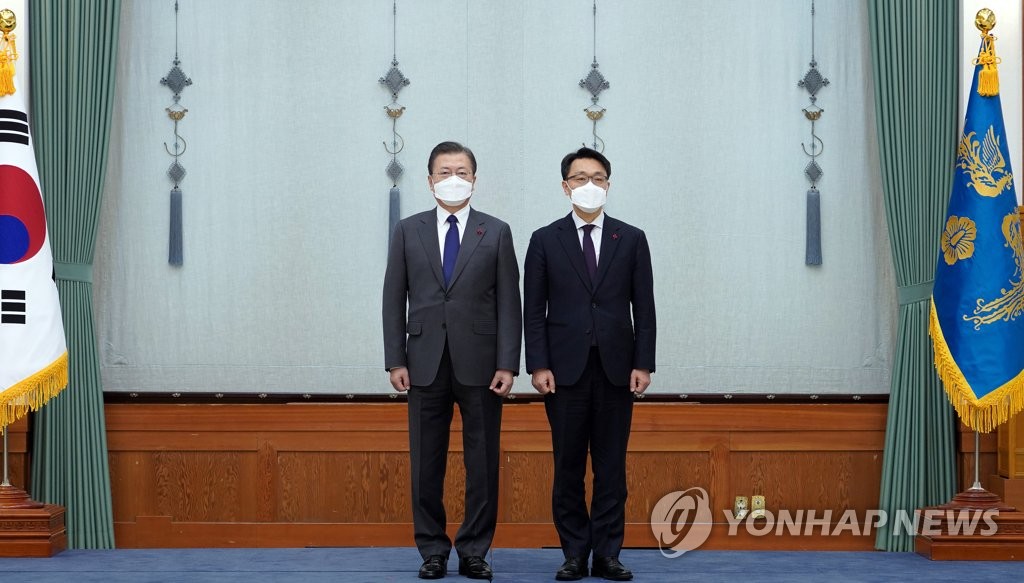 사진 촬영하는 문재인 대통령과 김진욱 공수처장