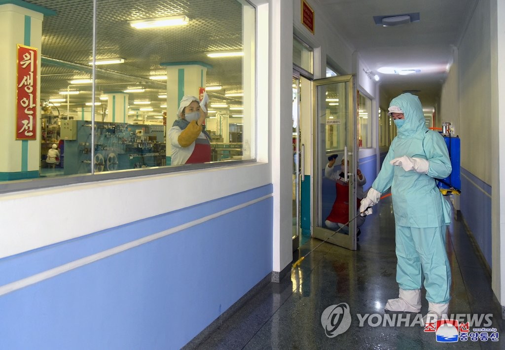 북한 평양치과위생용품공장 방역 한창