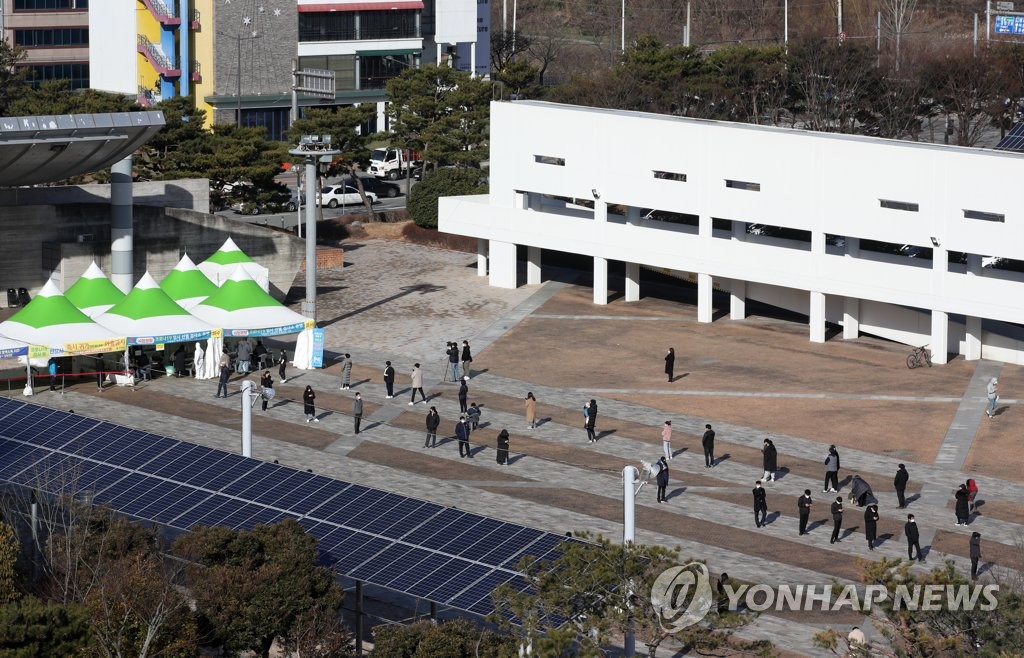 광주시청 광장 선별검사소에 긴 줄