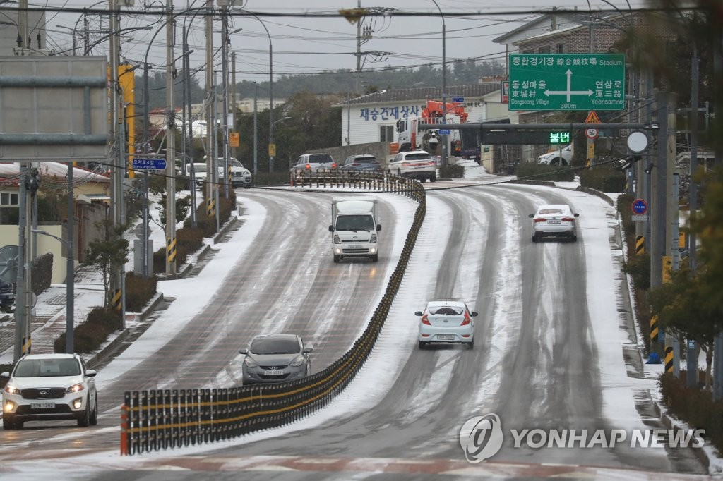 눈 쌓인 제주시 도로