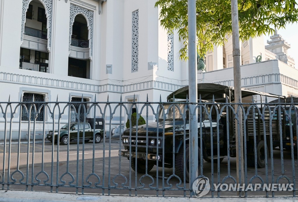 군부 쿠데타 선언 속 미얀마 양곤 시청에 진입한 군 차량
