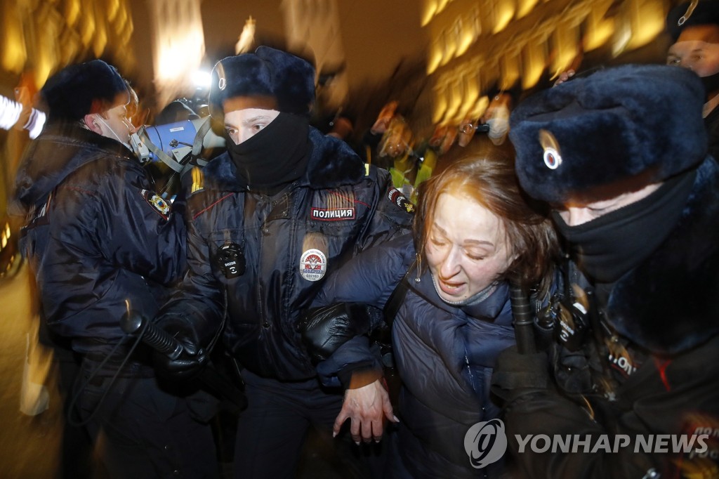 '나발니 석방' 요구 시위대 체포하는 러시아 경찰