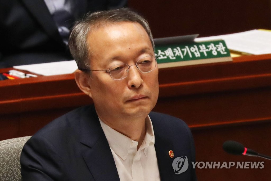 '월성원전 경제성평가 조작 관여 의혹' 백운규 구속영장 청구