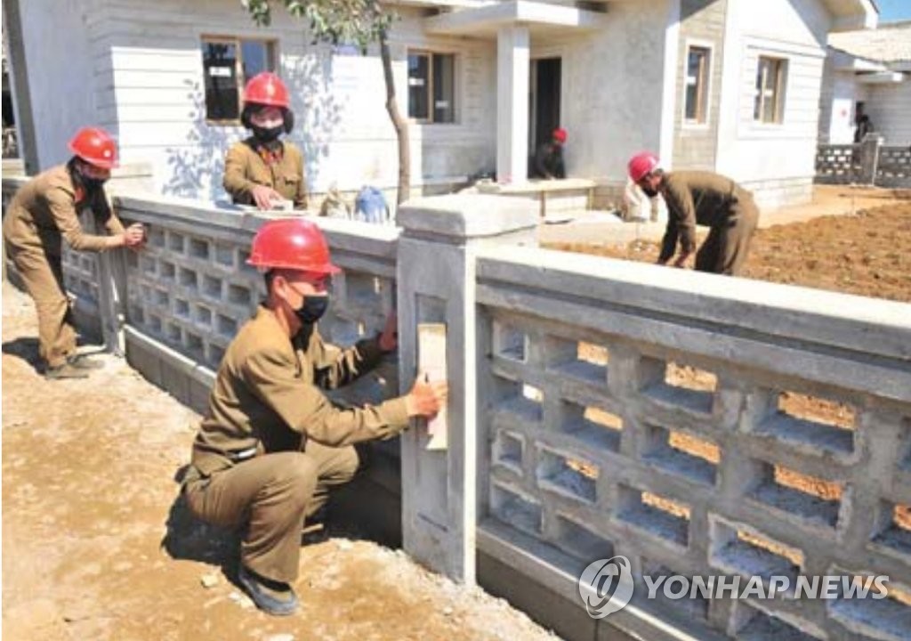 수해 복구 현장에서 주택을 짓는 북한 군인들