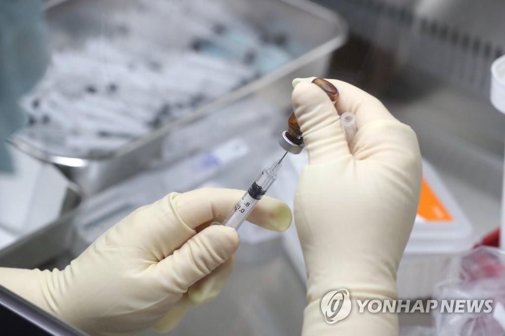'코로나19 백신 접종 모의훈련 중'