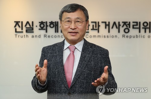 포즈 취하는 정근식 진실화해를위한과거사정리위원회 위원장