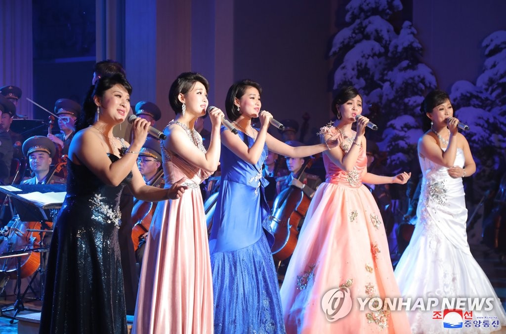 화려한 드레스 입은 북한 가수들…설 경축 공연