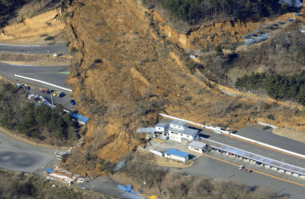 (후쿠시마 교도=연합뉴스) 일본 후쿠시마(福島)현 앞바다에 규모 7.3의 강력한 지진이 발생한 다음 날인 14일 오전 후쿠시마현 니혼마쓰(二本松)시에 있는 자동차 경주장이 산사태로 쏟아진 토사에 훼손돼 있다.