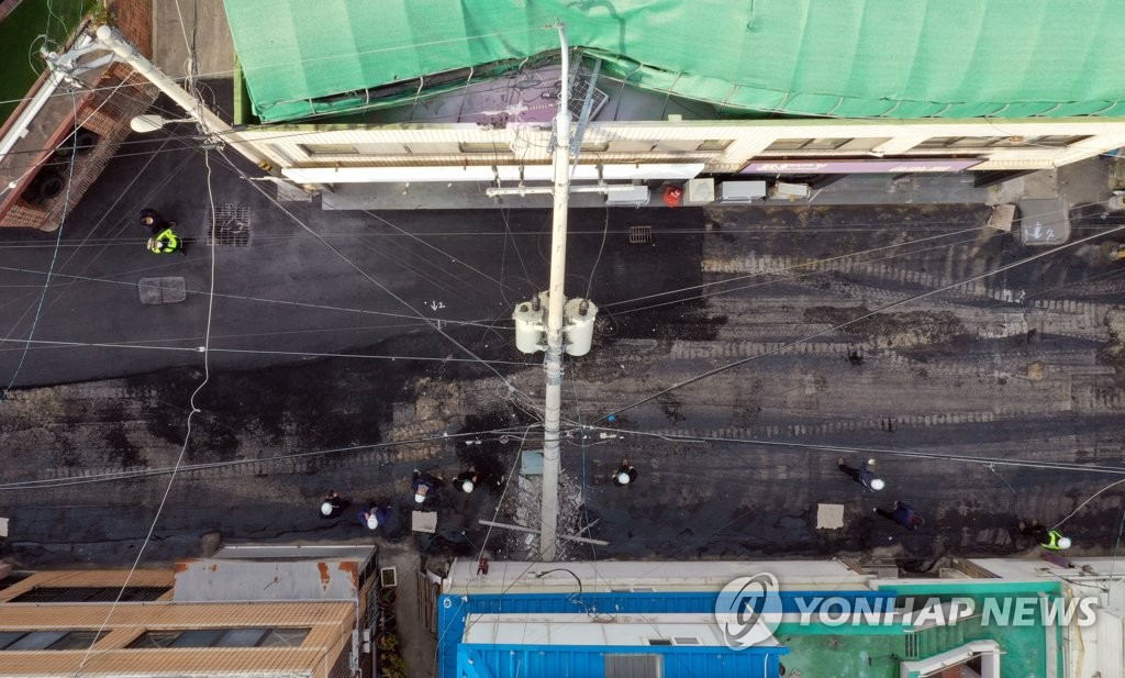 주택가에서 전신주 '쿵'