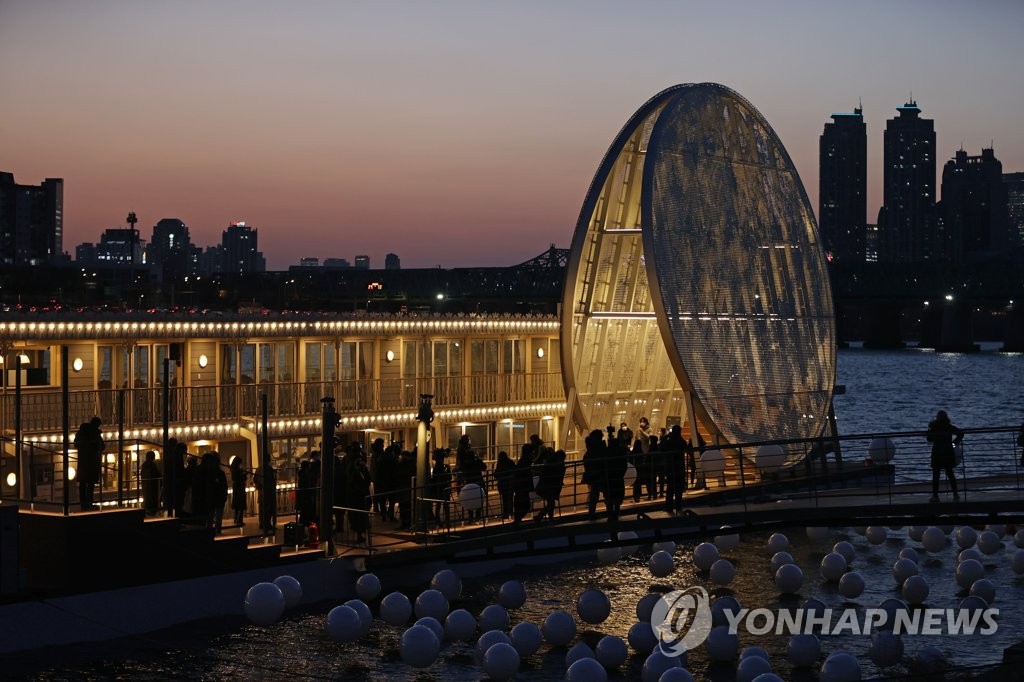 노들섬 선착장에 뜬 둥근달
