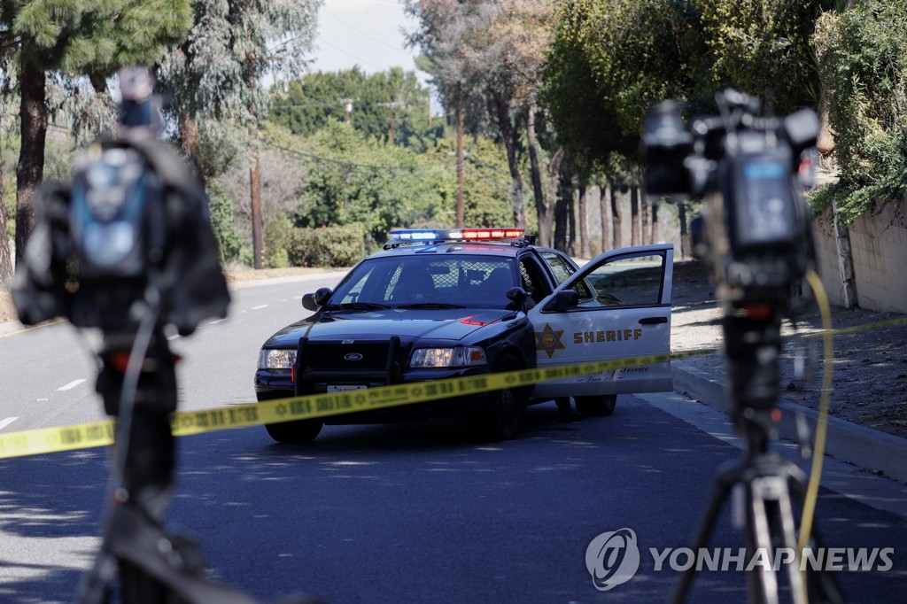 타이거 우즈 차량 전복사고 현장 인근 통제하는 경찰
