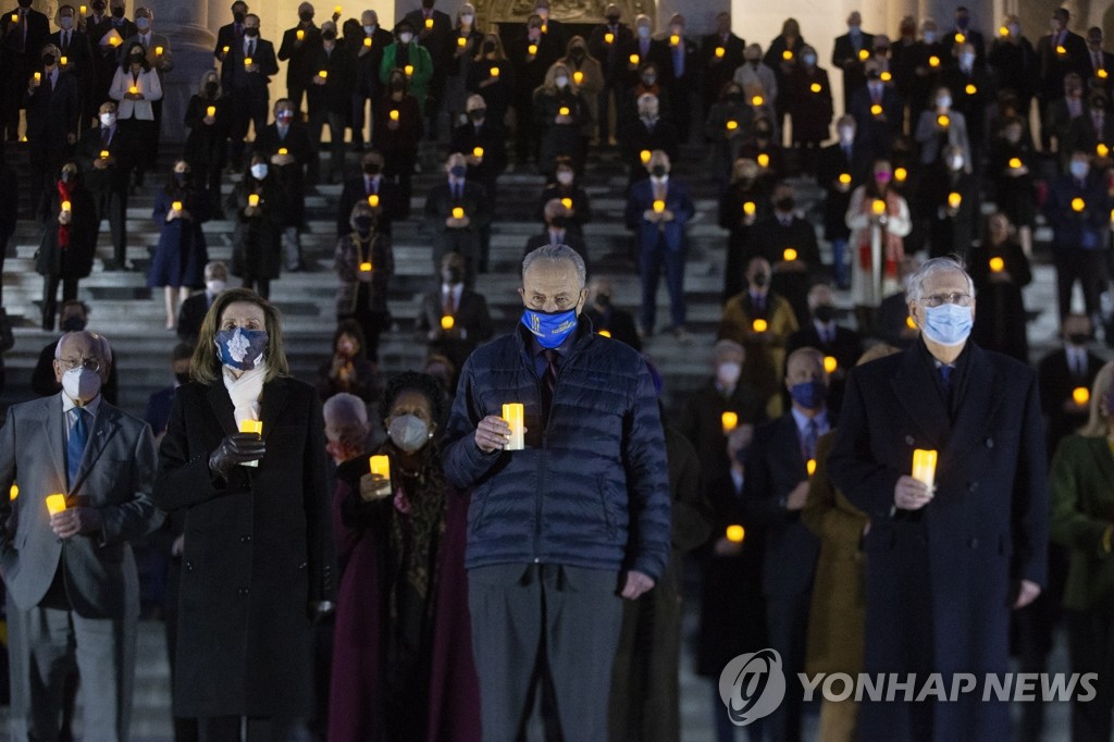 '촛불 들고'…코로나19 사망자 애도하는 미 연방의회 의원들