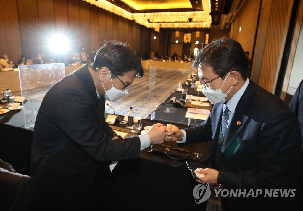 국민연금기금운용위원회 처음 참석한 권덕철 복지부 장관