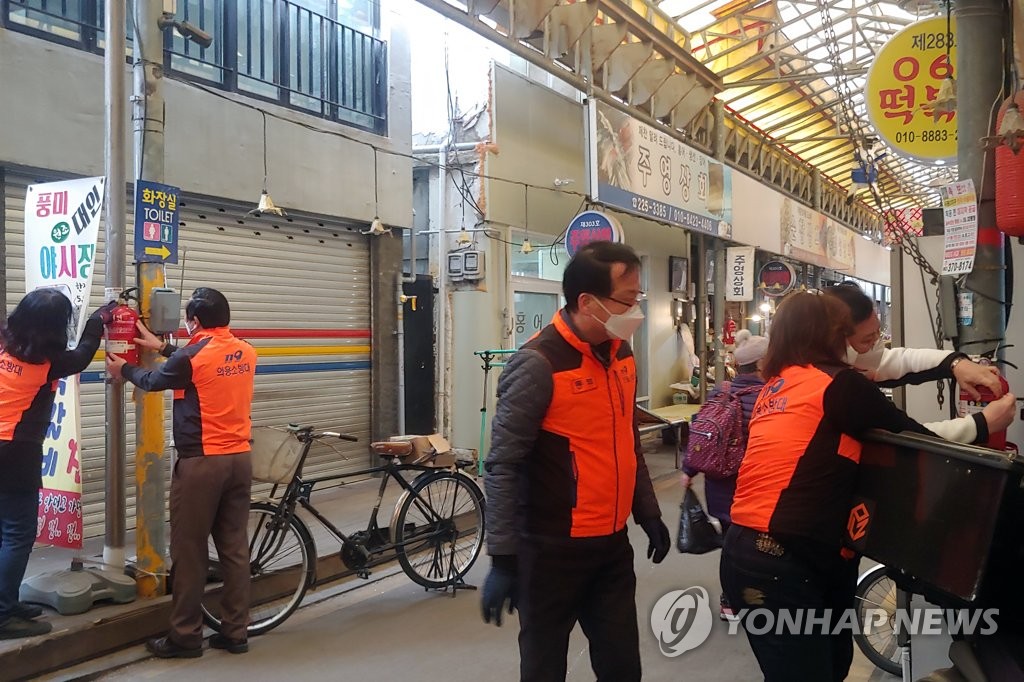 광주 동부소방서, 전통시장 '보이는 소화기' 점검