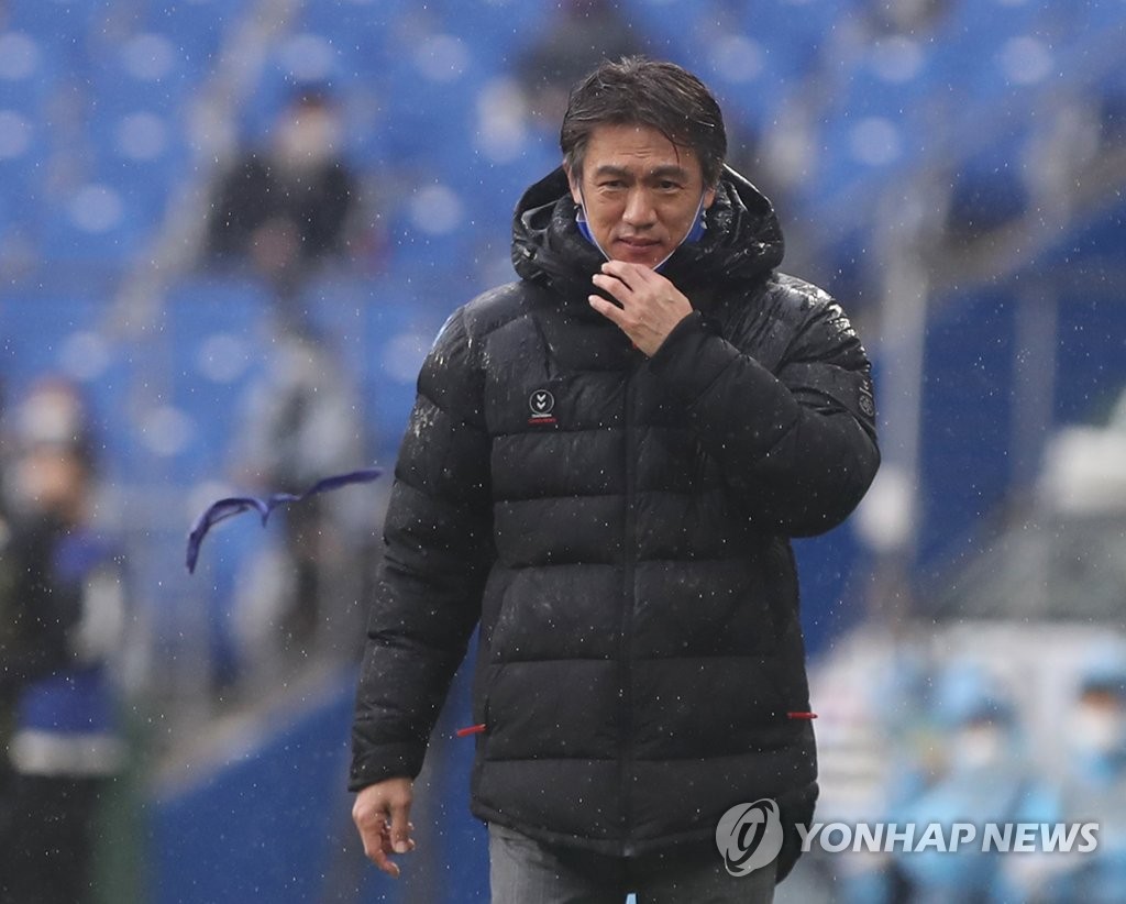 경기 지켜보는 홍명보 감독