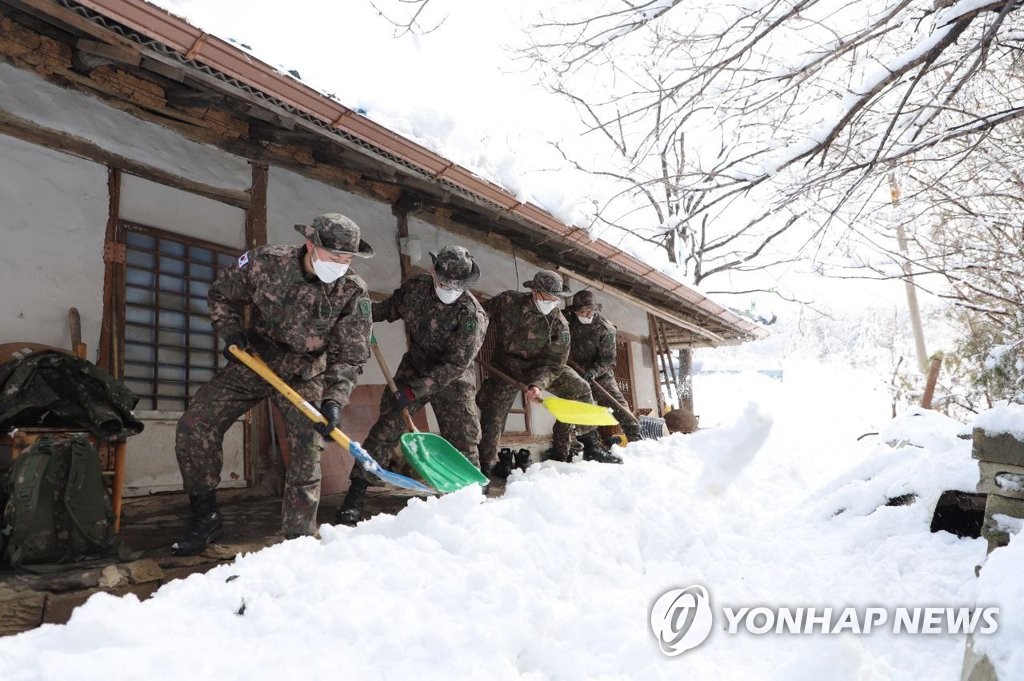 폭설 피해 참전용사 찾은 육군 23사단