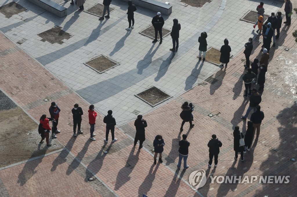 Citizens form a long line to receive tests at an outdoor COVID-19 testing station in Dongducheon, 40 km north of Seoul, on March 3, 2021. (Yonhap)