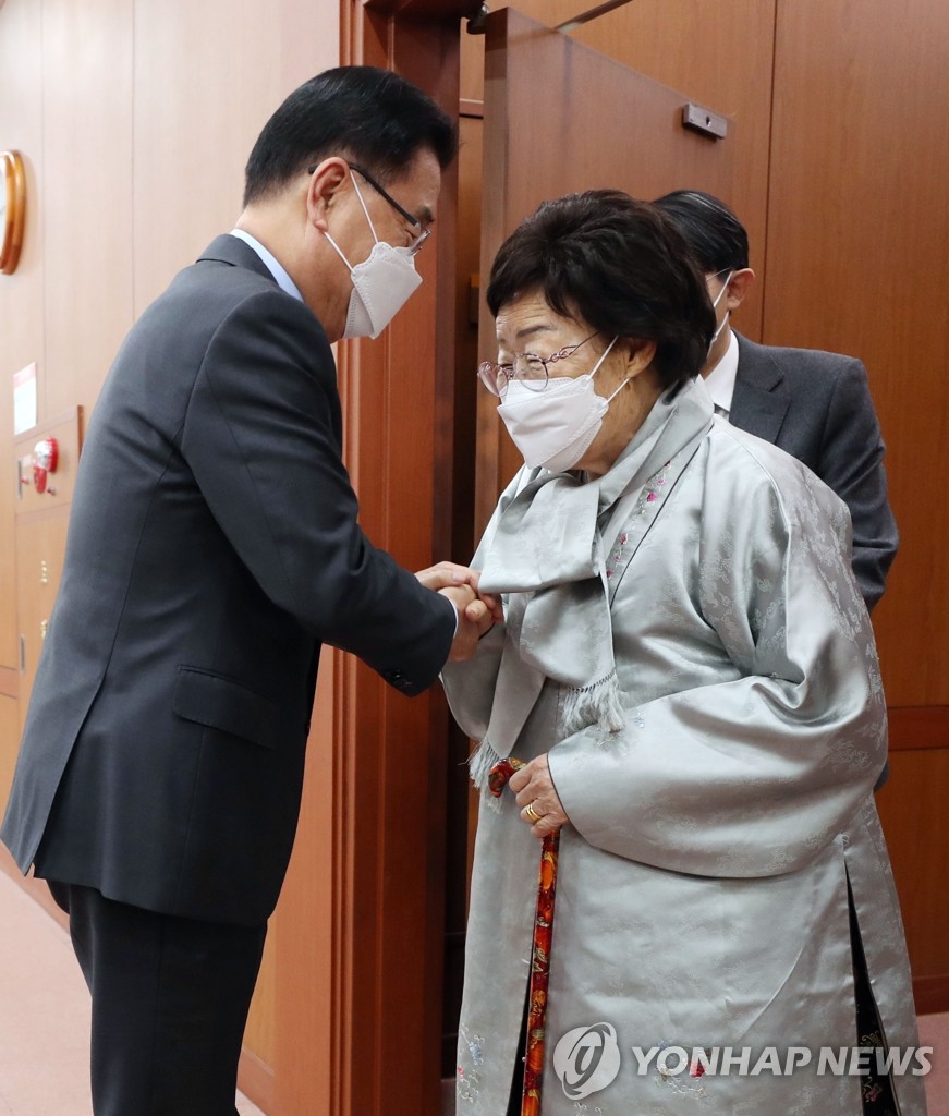 FM meets 'comfort woman' FM meets 'comfort woman'