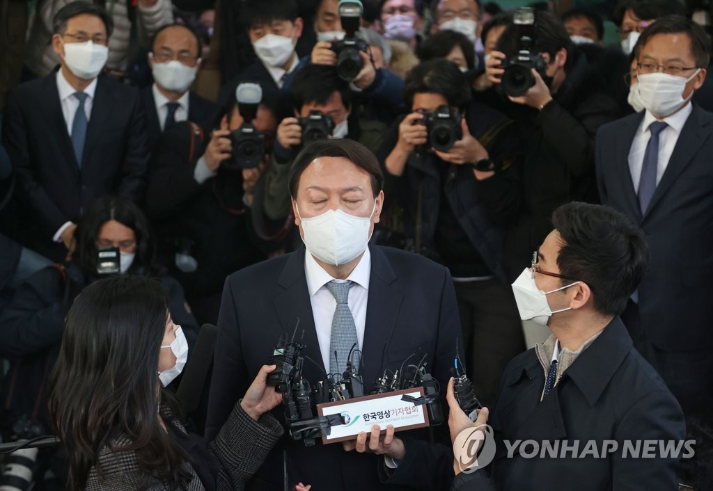 This photo shows Prosecutor General Yoon Seok-youl expressing an intent to resign at the Supreme Public Prosecutors Office in Seoul on March 4, 2021. The stance came amid a confrontation between Yoon and the ruling party over the latter's move to take investigative power away from the prosecution, which he criticized as a "regression of democracy and destruction of the spirit of the Constitution." (Yonhap)