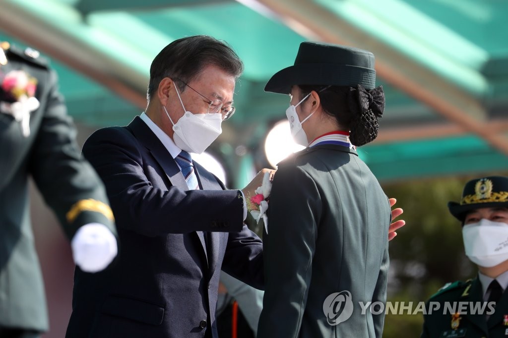 졸업생도 계급장 수여하는 문재인 대통령