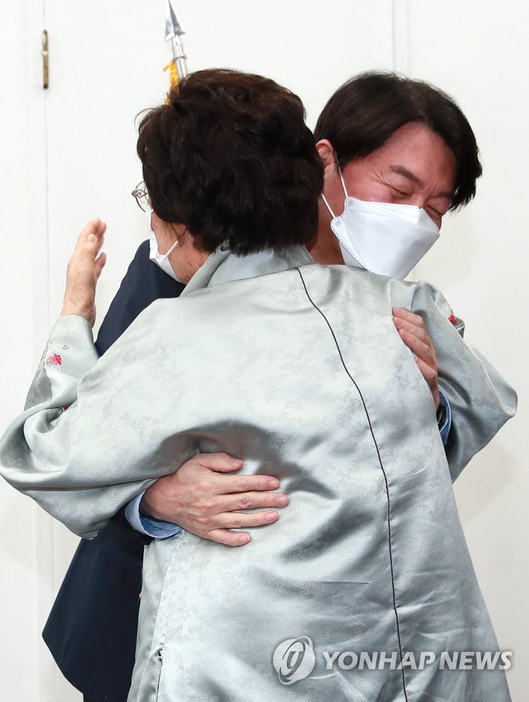 慰安婦被害者と国会で面会 慰安婦被害者と国会で面会