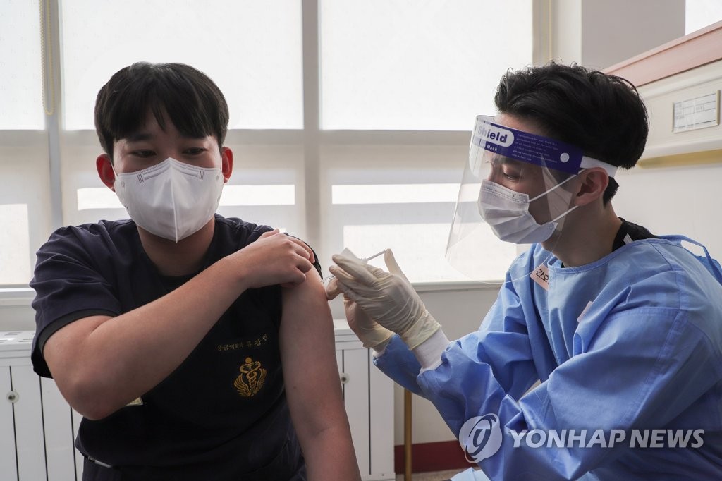 This photo taken on March 5, 2021, and provided by Korea Army Training Center shows a medical worker at the center's hospital in Nonsan, 210 kilometers south of Seoul. (PHOTO NOT FOR SALE) (Yonhap)