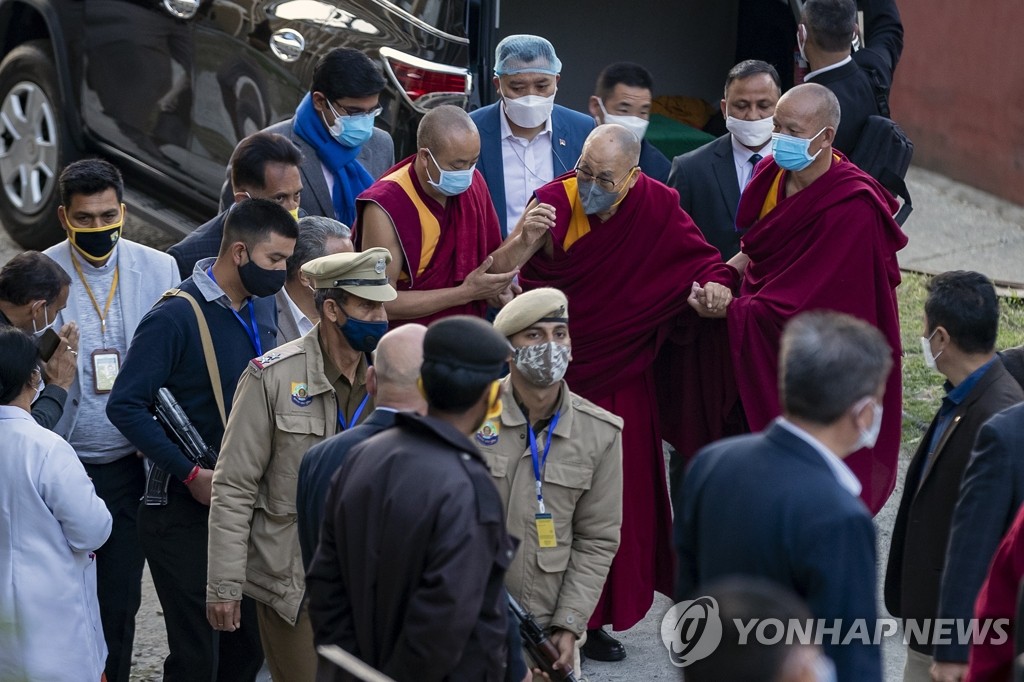 코로나 백신 맞으러 가는 티베트 지도자 달라이 라마
