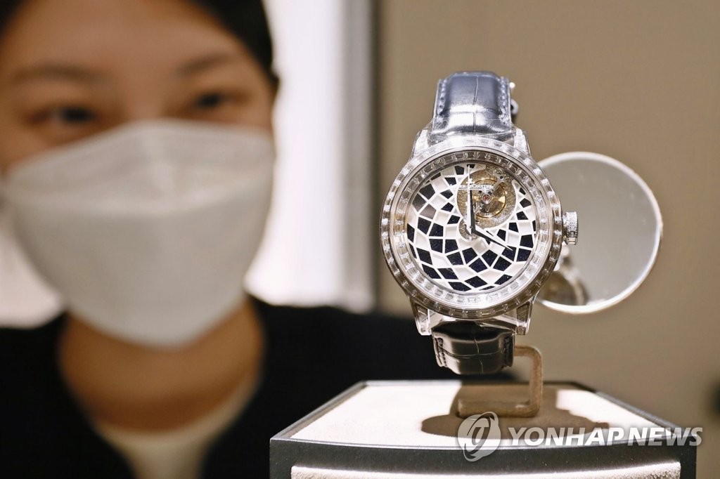 갤러리아백화점, 스위스 시계 브랜드 '예거 르쿨트르' 제품 전시