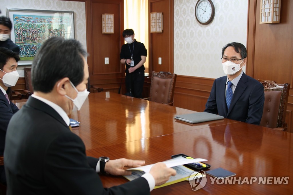 남구준 본부장에게 보고 받는 정세균 총리