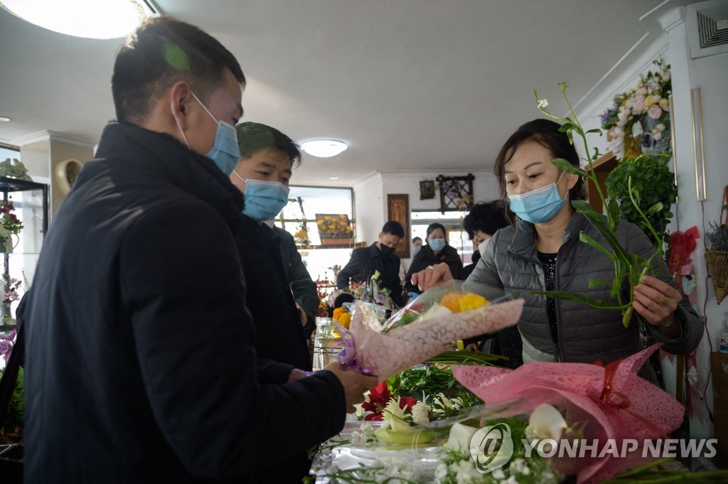 '세계 여성의 날' 맞아 꽃 구매하는 북한 남성