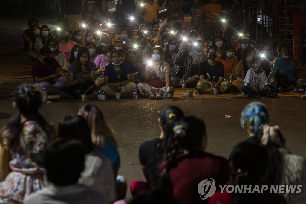 통금령에도 쿠데타 규탄 야간집회 계속하는 미얀마 시위대