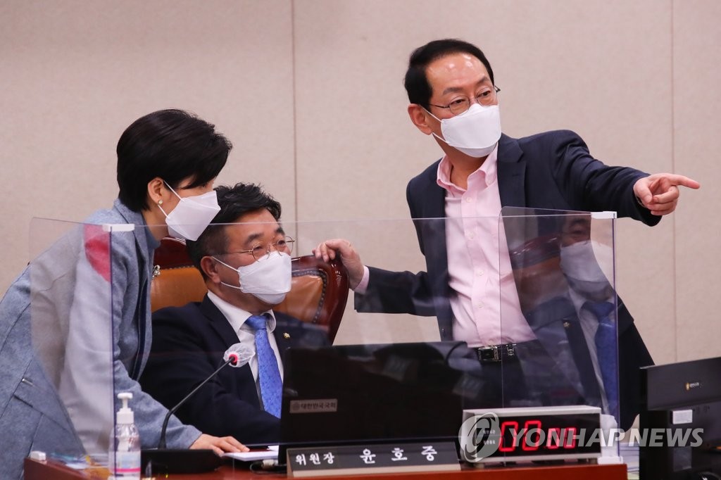 대화하는 법사위원장과 여야 간사