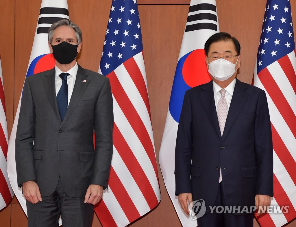 This file photo, taken on March 17, 2021, shows Foreign Minister Chung Eui-yong (R) and his U.S. counterpart, Antony Blinken, posing for a photo before their talks at the foreign ministry in Seoul. (Pool photo) (Yonhap)