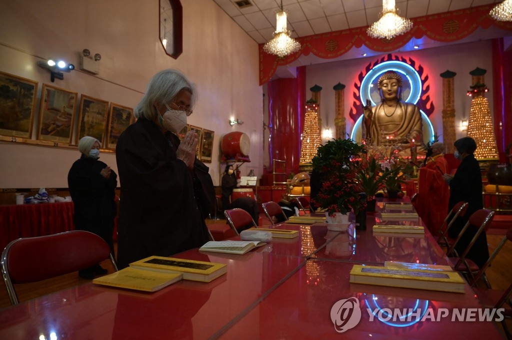애틀랜타 총격 사건 희생자 추모하는 미 불교 신자들