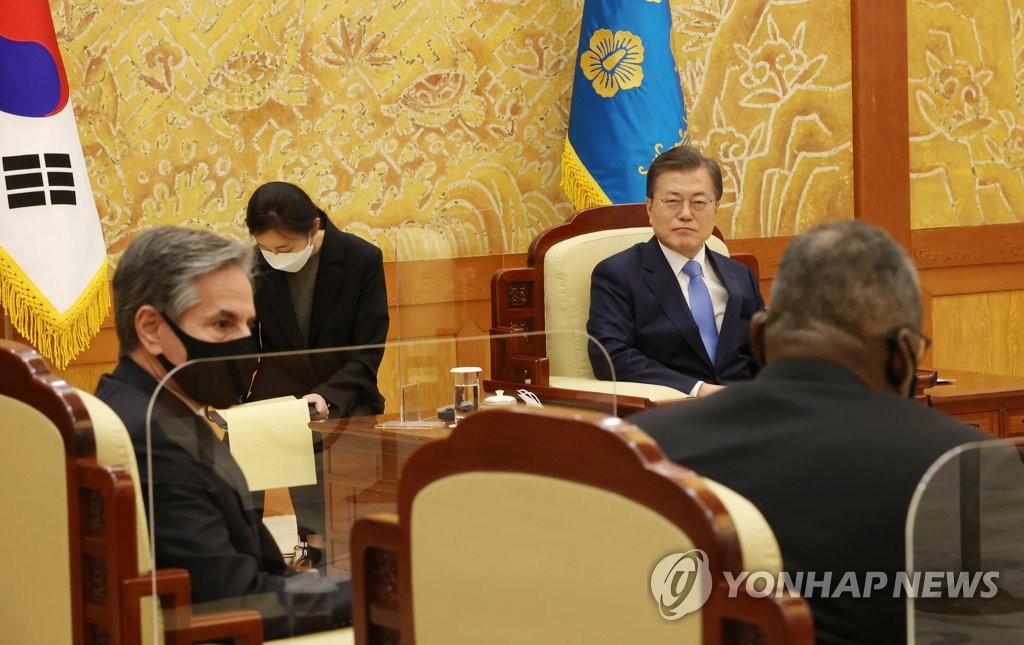 South Korean President Moon Jae-in holds a meeting with U.S. Secretary of State Antony Blinken (L) and U.S. Secretary of Defense Lloyd Austin (R) at Cheong Wa Dae in Seoul on March 18, 2021. (Yonhap)